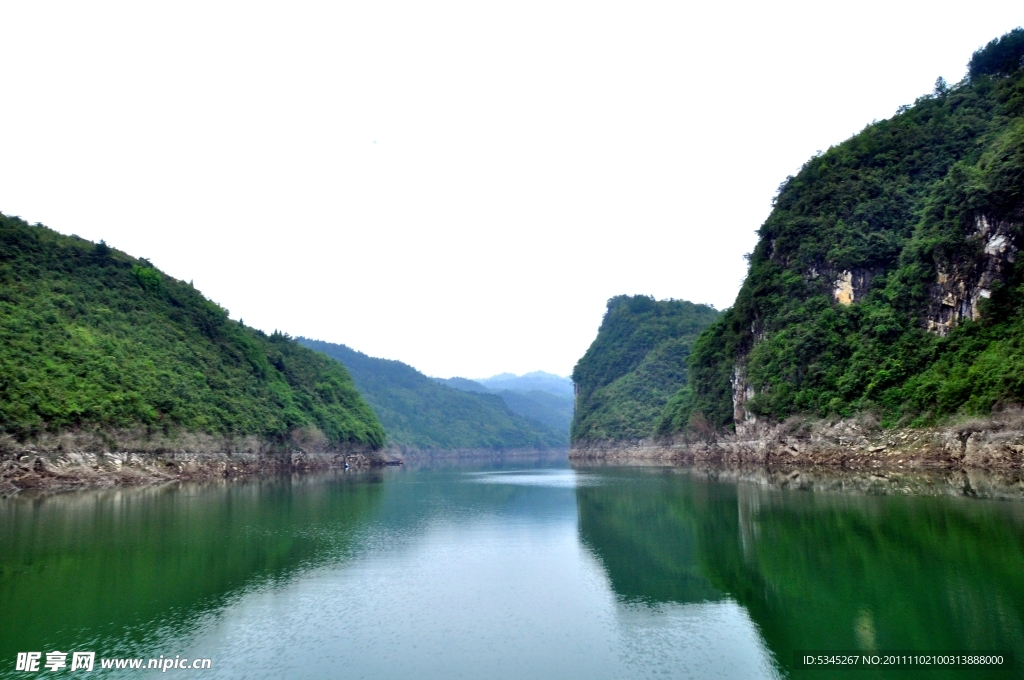 峡谷水面