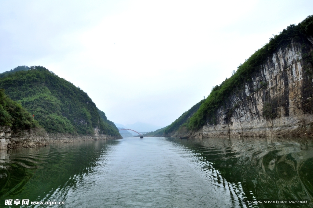 峡谷水面