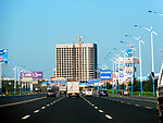 烟台城市建筑 大楼 马路 汽车 路灯 蓝天