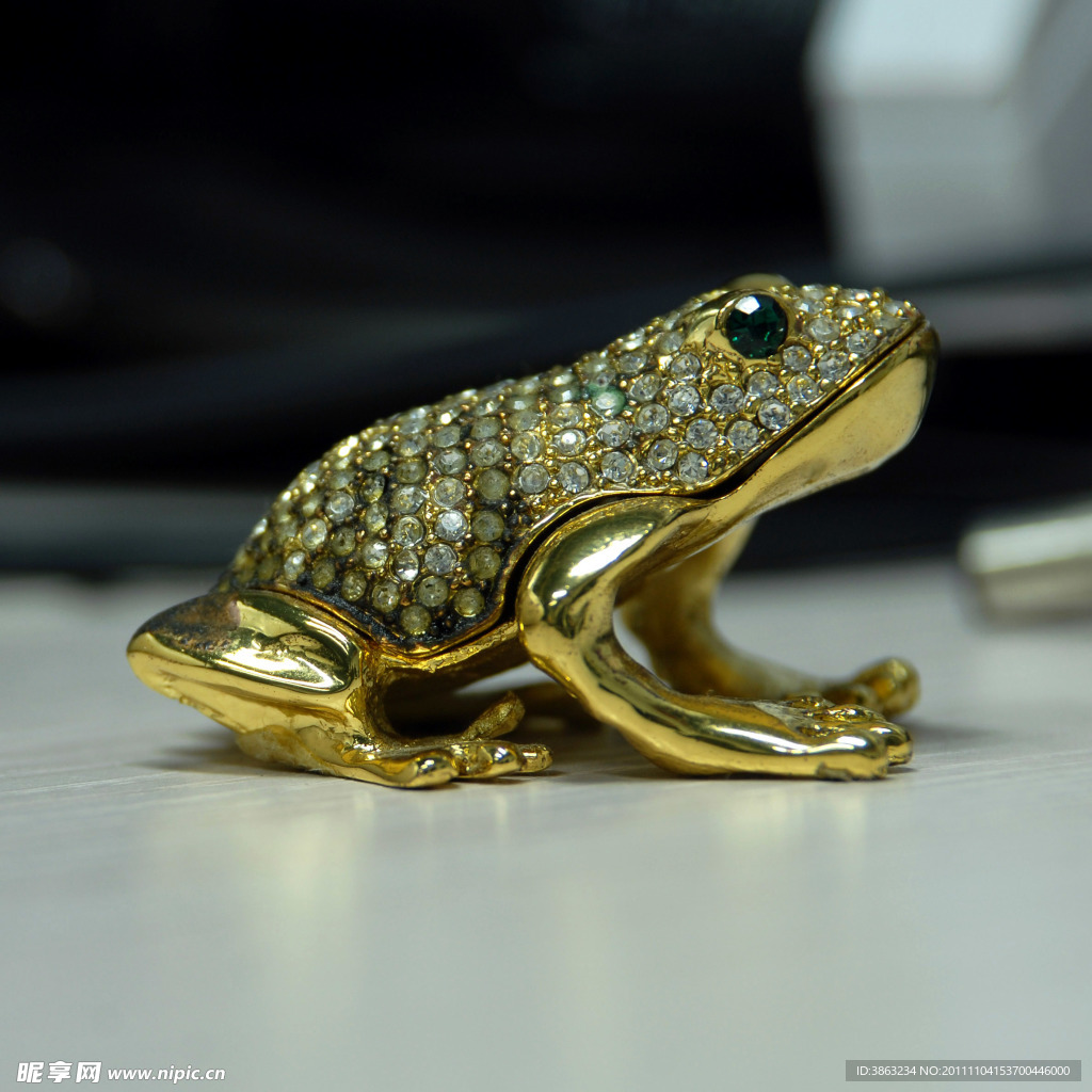黄金镶钻石的青蛙工艺品