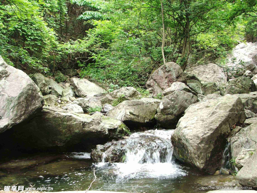 山间流水