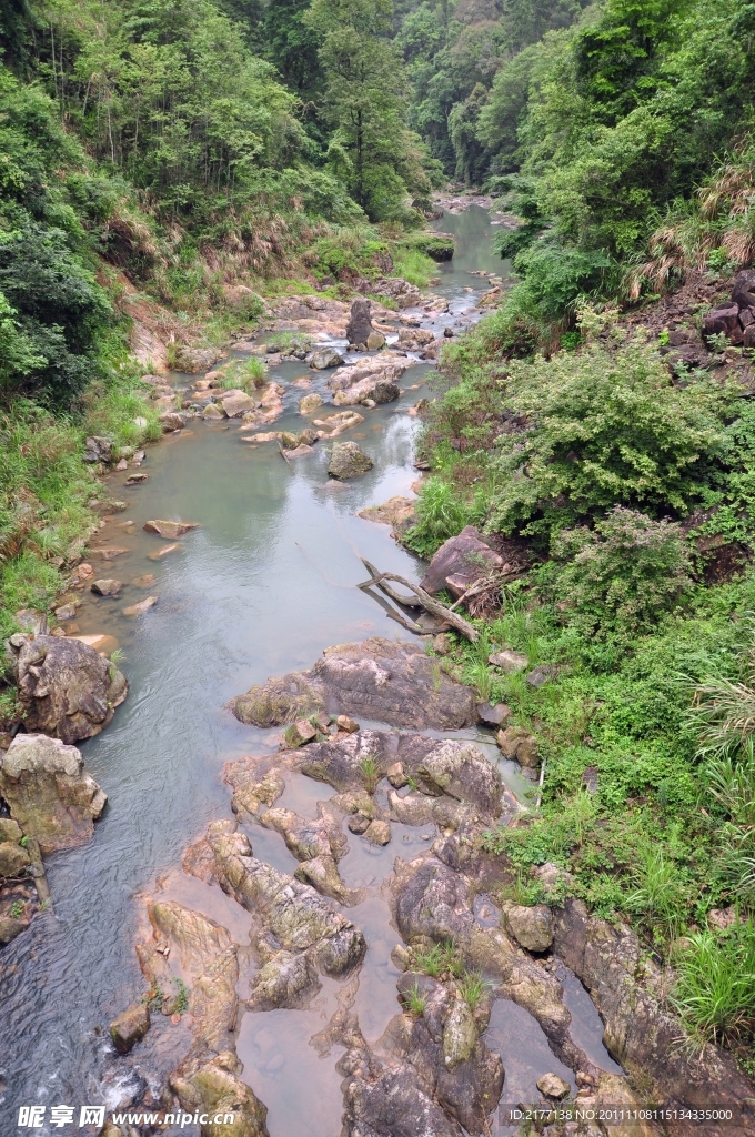 山间溪流