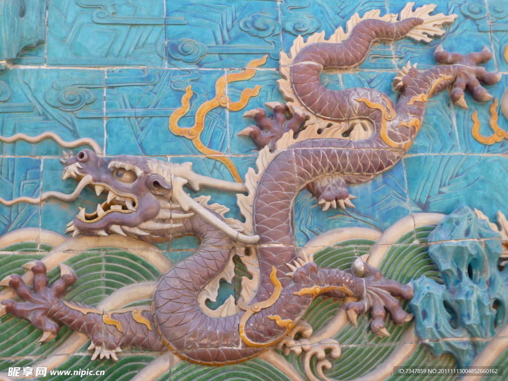 墙壁雕龙