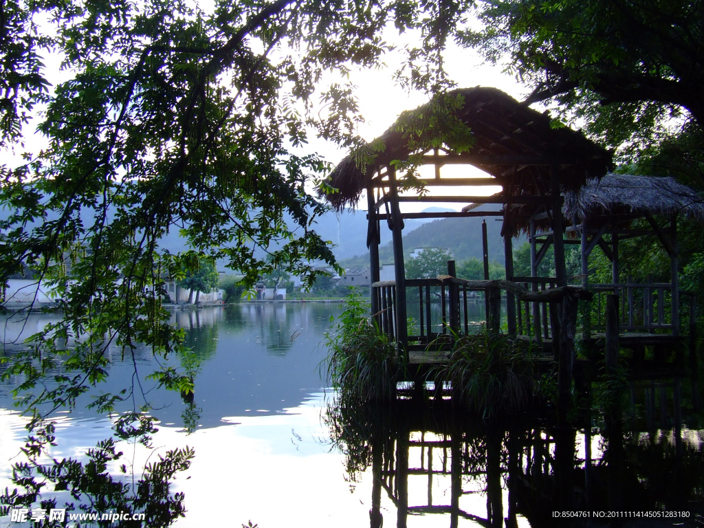 湖面上的小屋