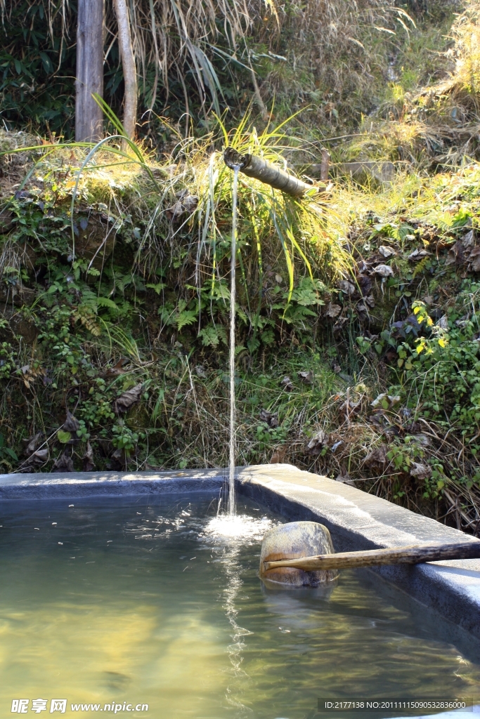 水池 滴水