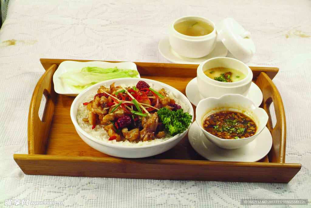 钵仔田鸡蒸饭