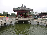 长廊湖泊倒影绿树古建筑蓝天游人