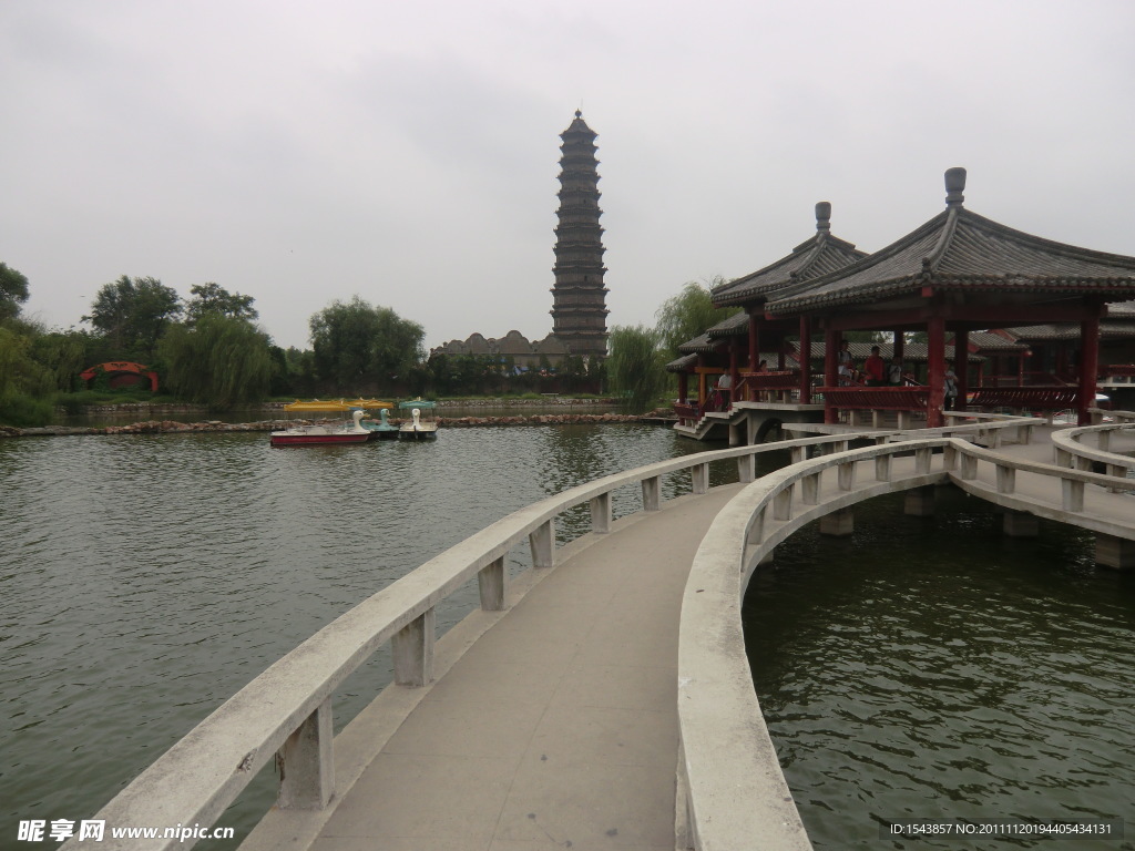 长廊湖泊倒影绿树古建筑古塔