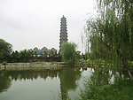 铁塔古塔垂柳湖泊倒影