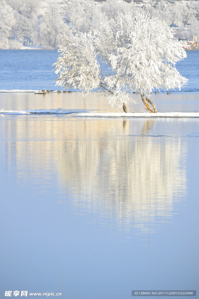 湖水冬季雪景