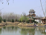 古建筑碧湖垂柳倒影
