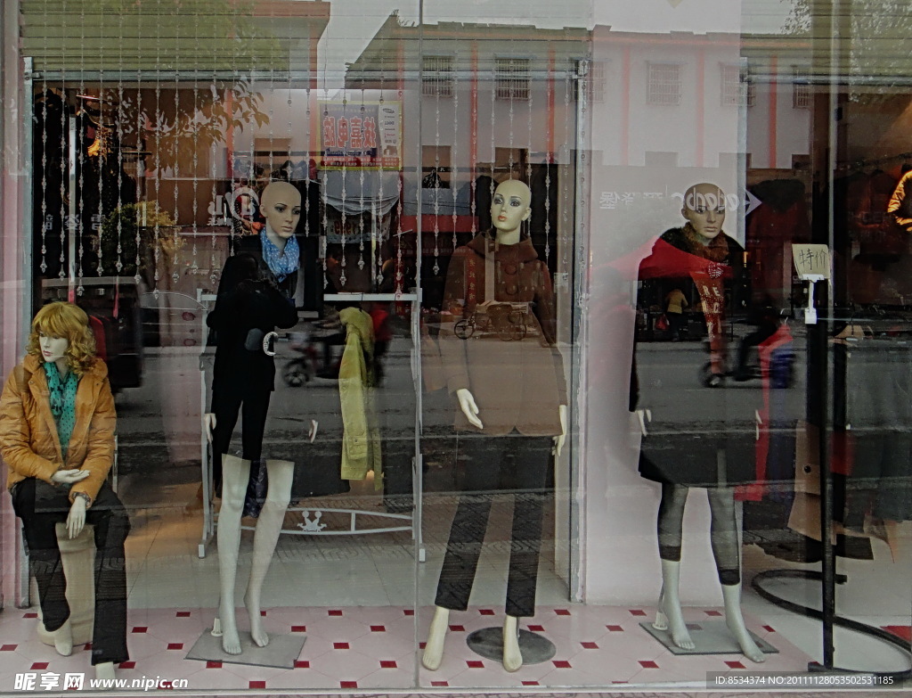 白色垂线的展窗