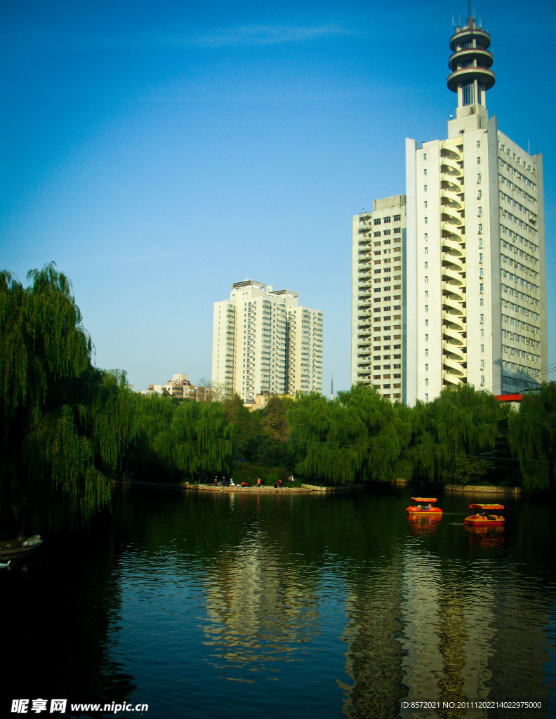 湖边建筑