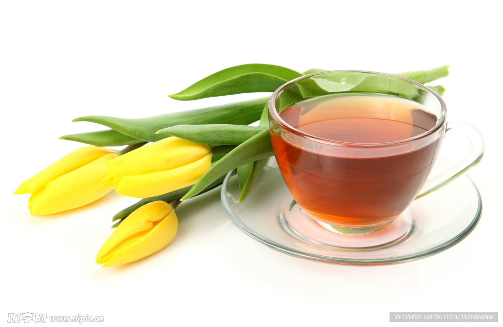 鲜花旁的茶水