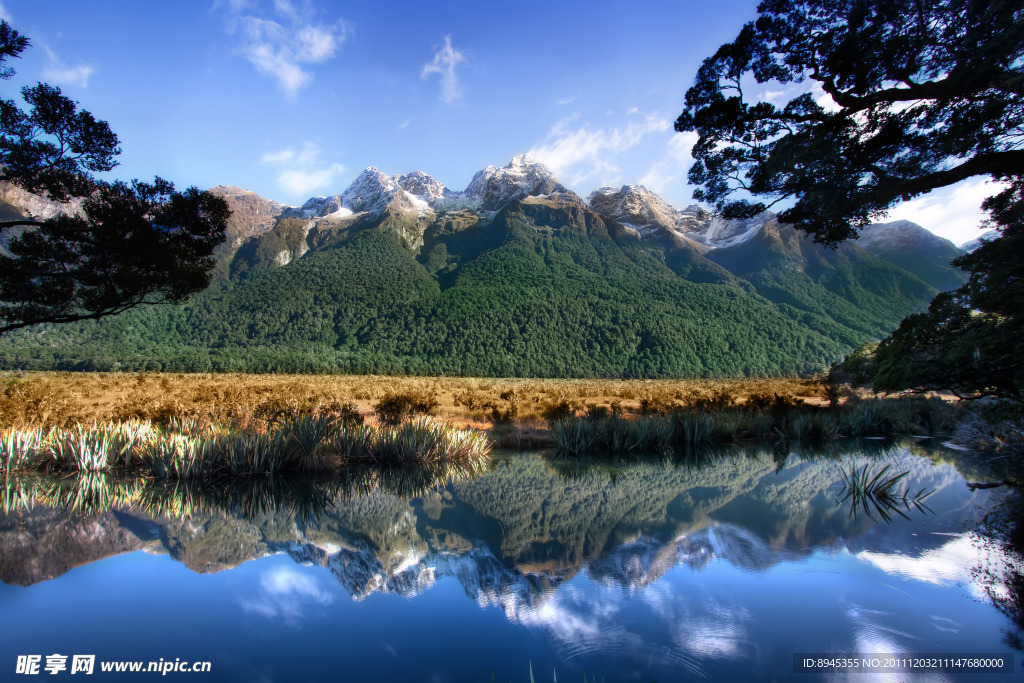 美丽大山湖泊