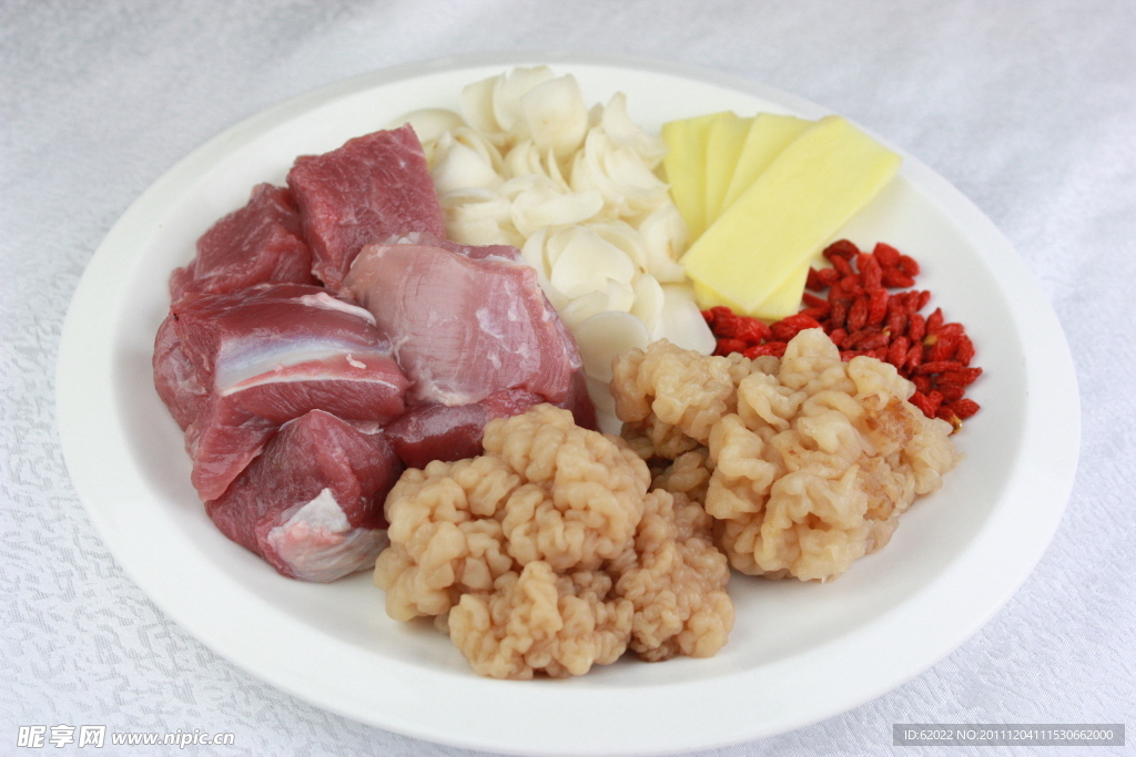 百合杞子炖黄耳肉汁