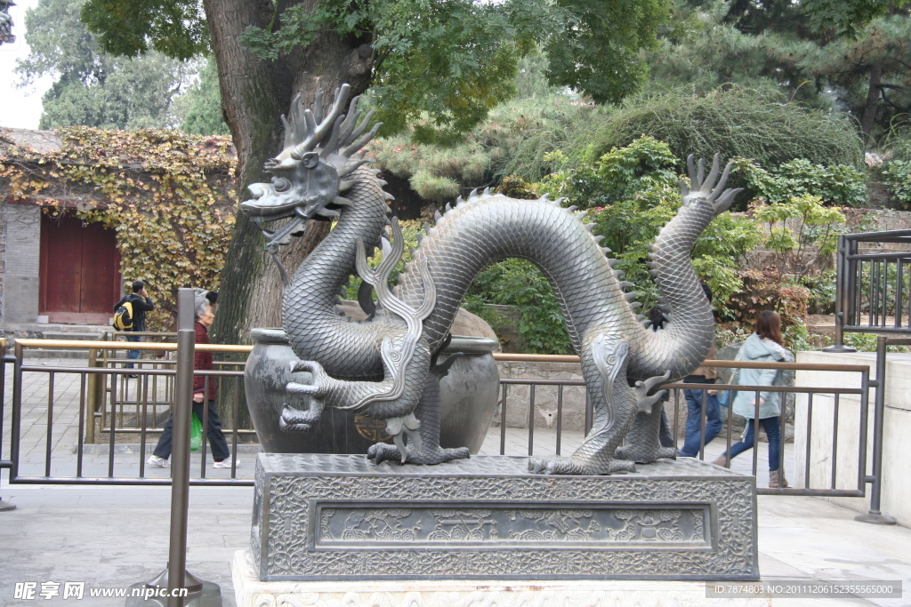 雕塑龙