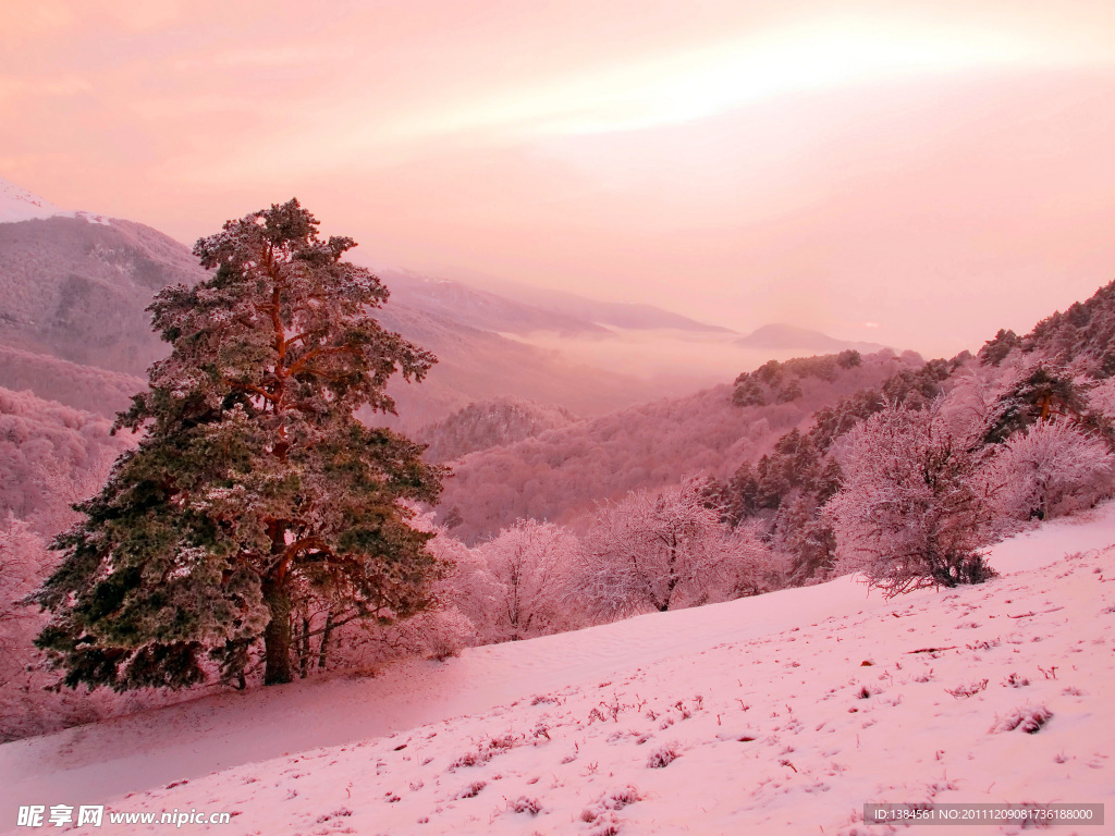 日落下的山坡雪景