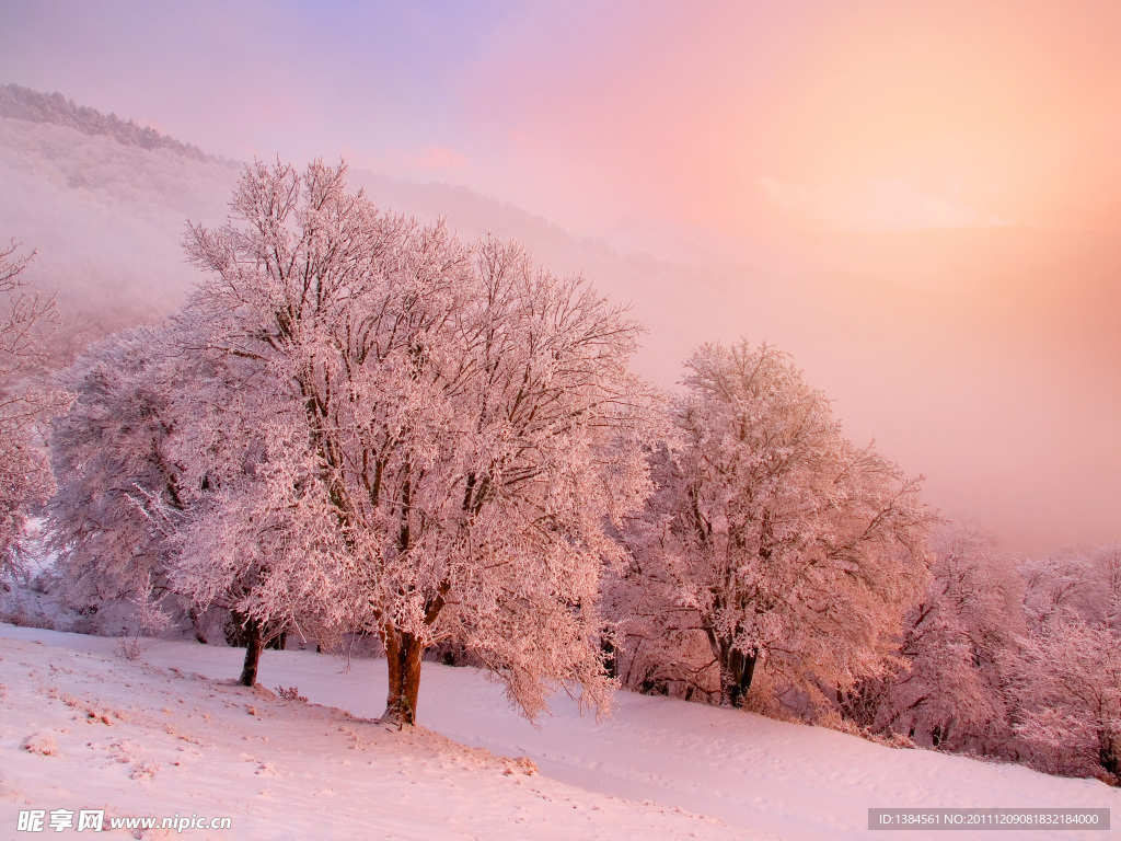 夕阳下的山间雪景