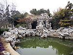 假山石水潭