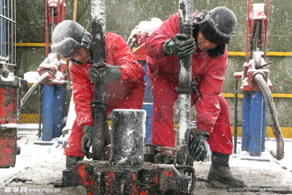 顶风冒雪 一线员工