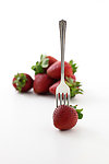 叉子叉草莓