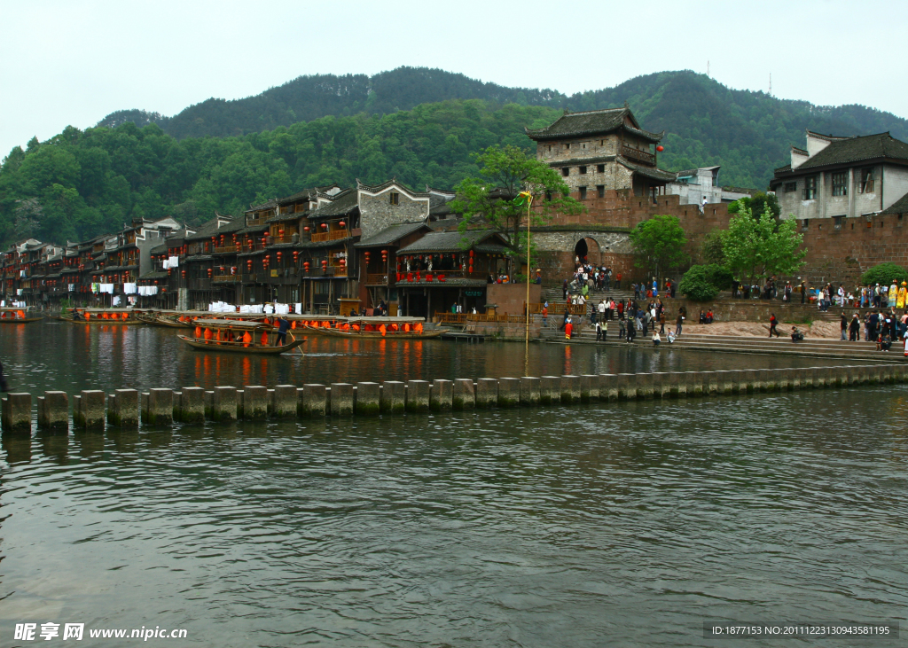 凤凰古城北门春景