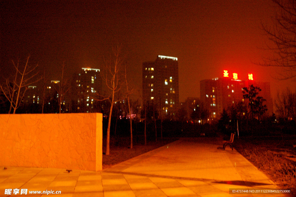 郑州东风渠圣菲城夜景