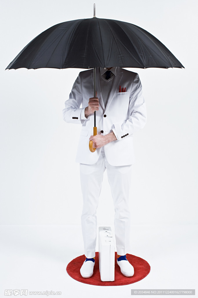 手持雨伞