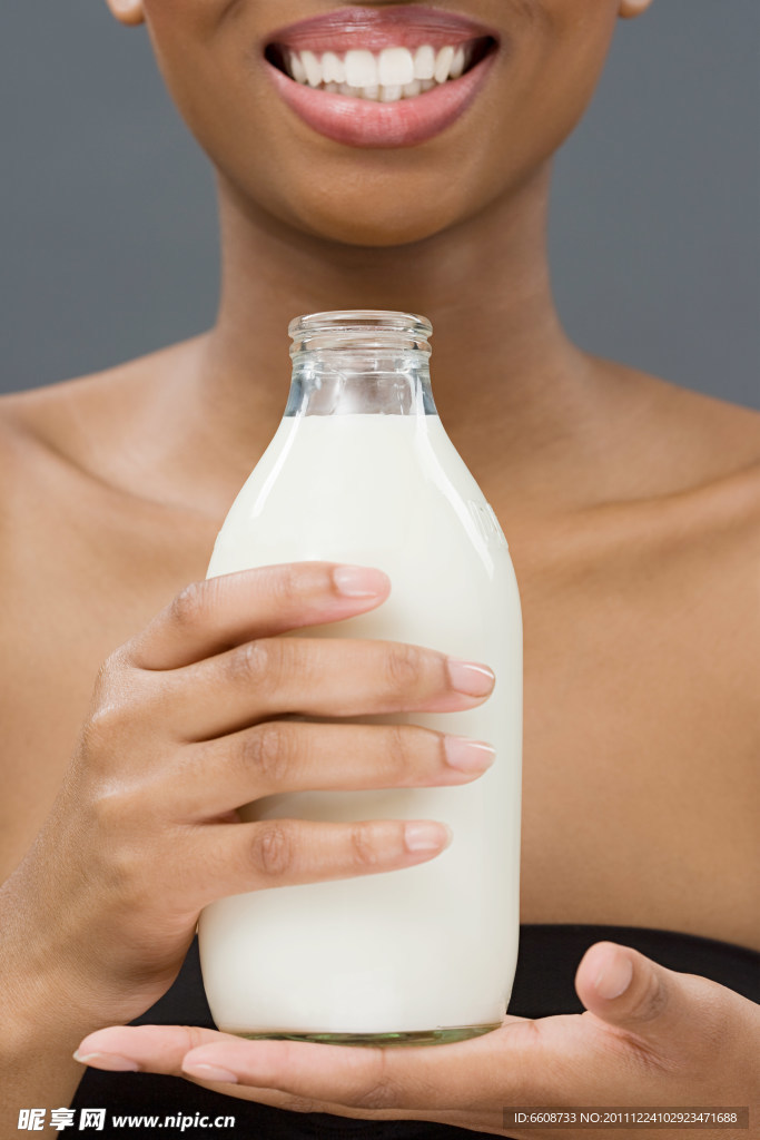 黑人女性手捧牛奶