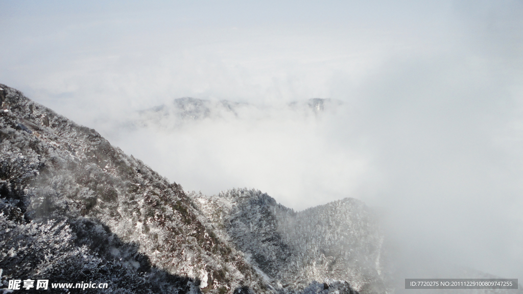 雪山雾色