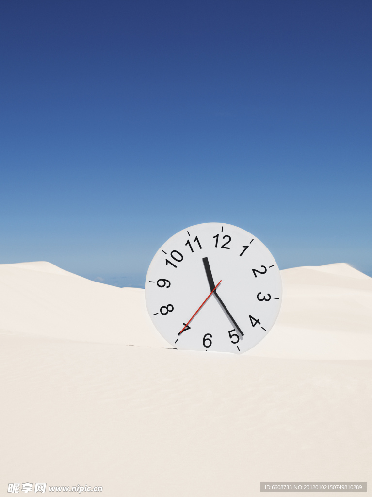 沙漠中的钟表