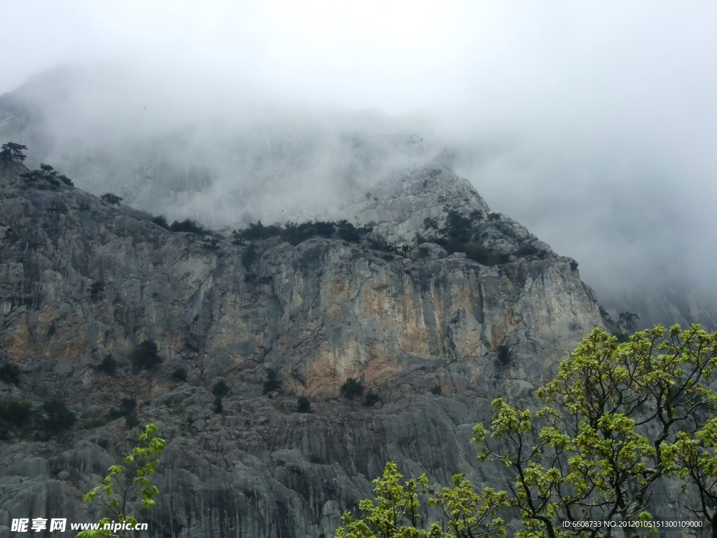 云雾缭绕山峰