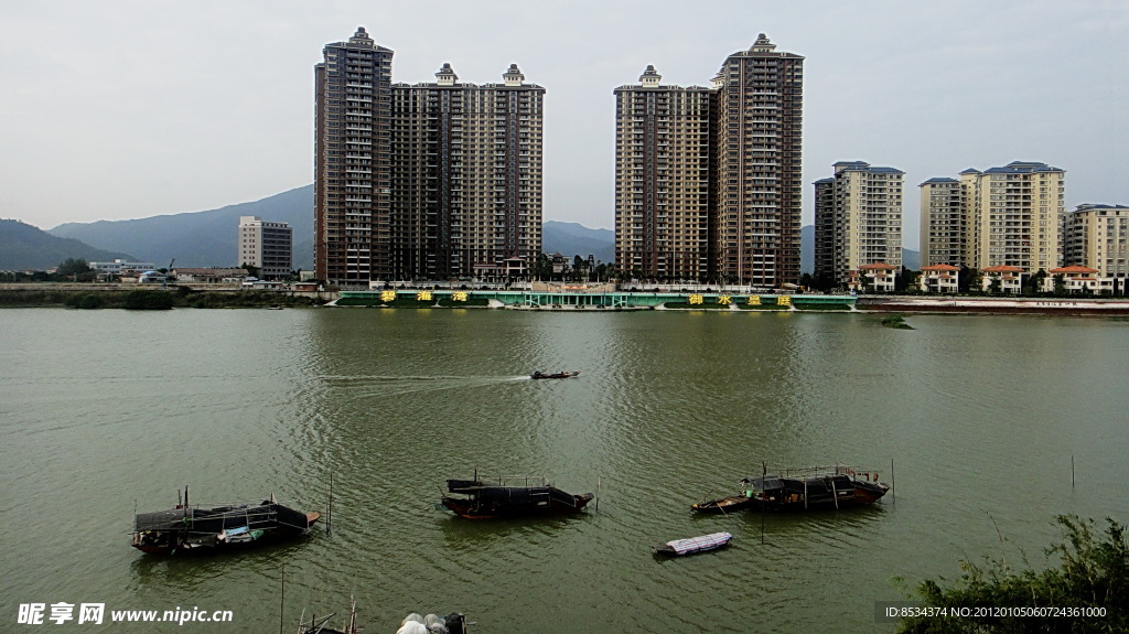 飞驶 小船