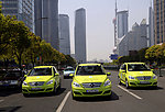 大街上的奔驰轿车