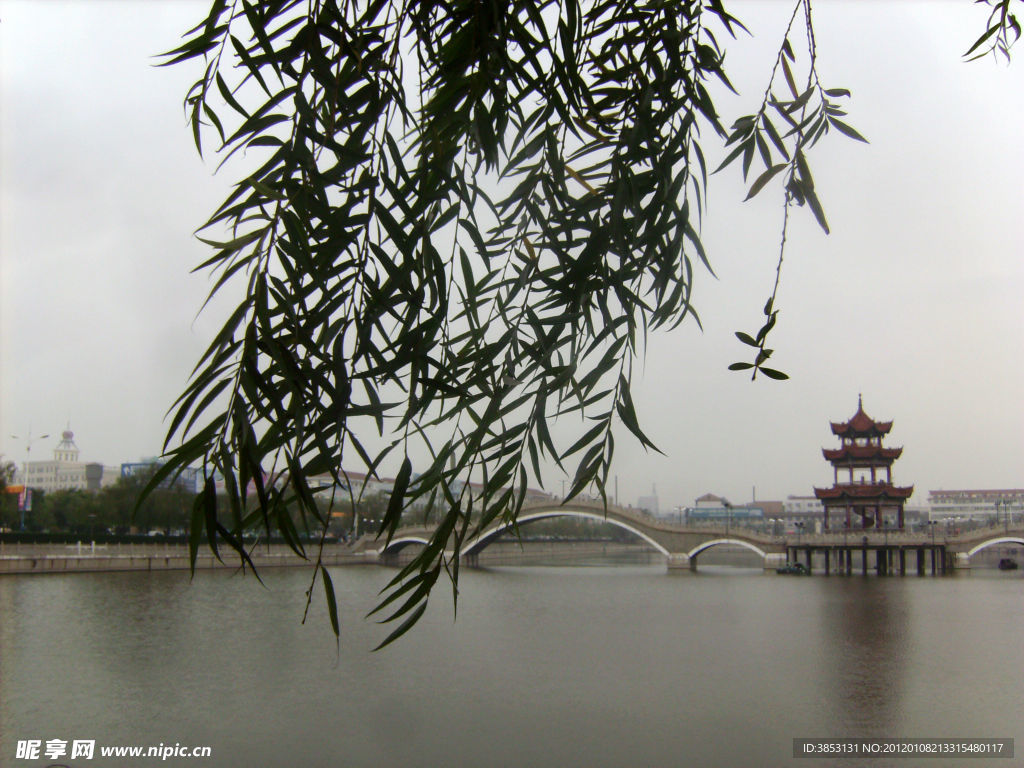 烟雨中西湖景色