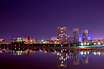 河畔城市夜景