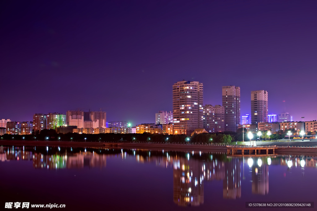 河畔城市夜景