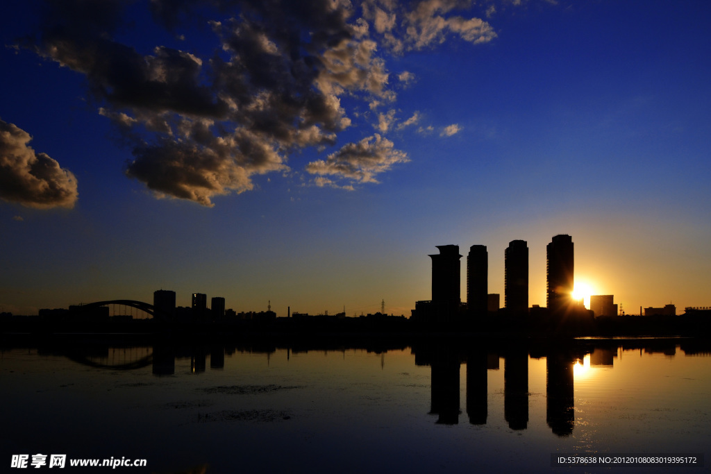 夕阳建筑