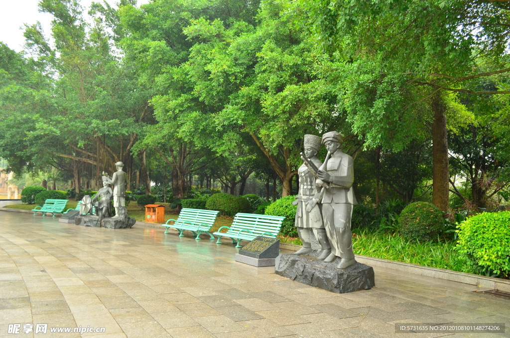 雕塑 雨中