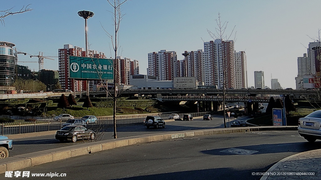 高架桥旁的楼群