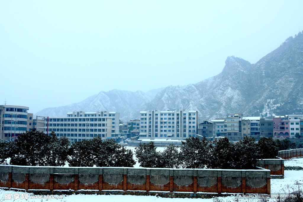 校园雪景