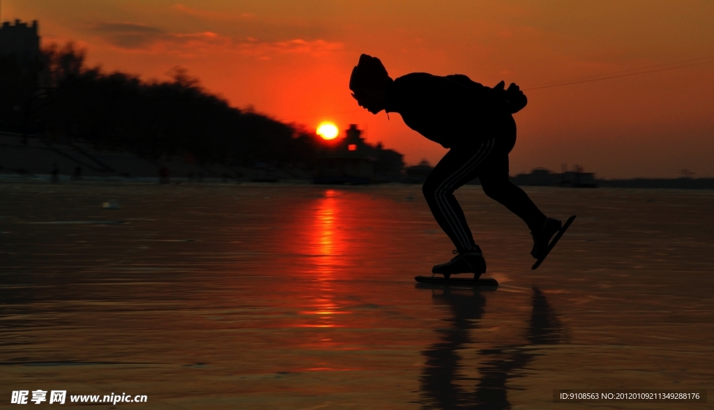 夕阳滑冰人