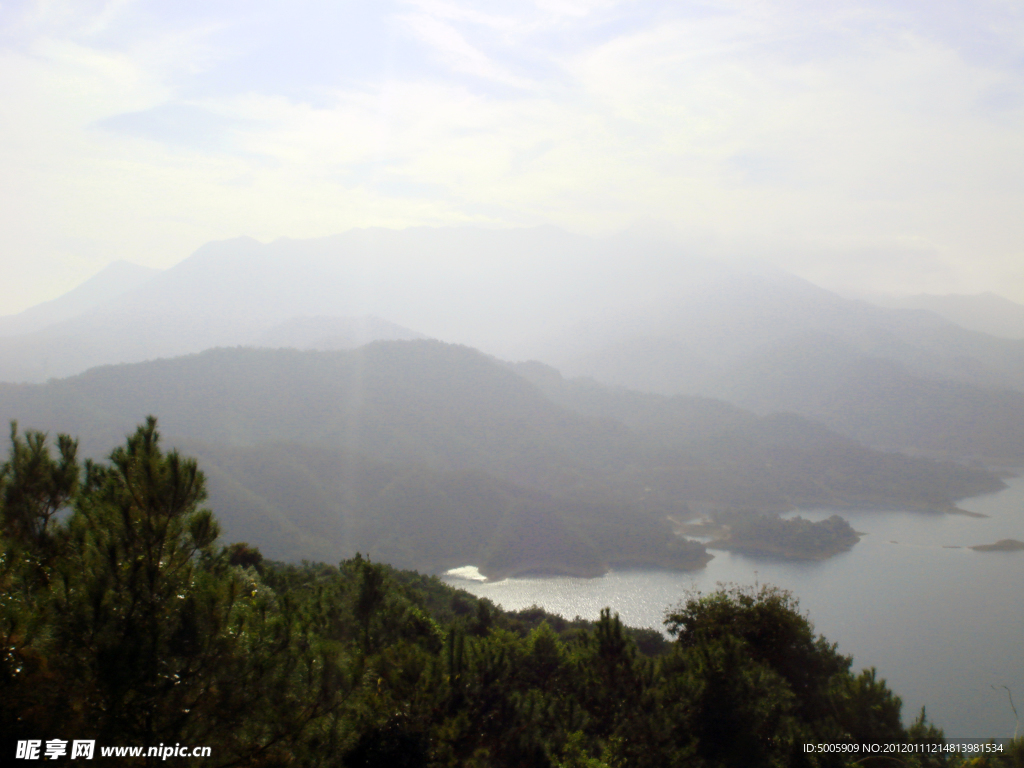 万绿湖山景