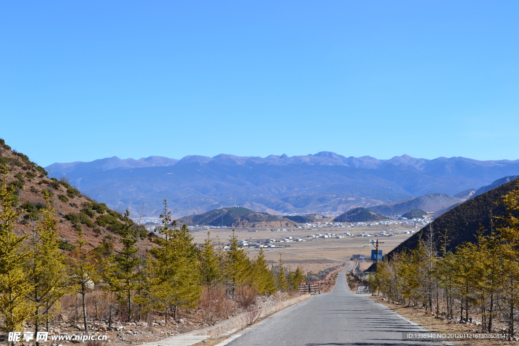 香格里拉蓝天雪山风景