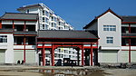 新村的门首