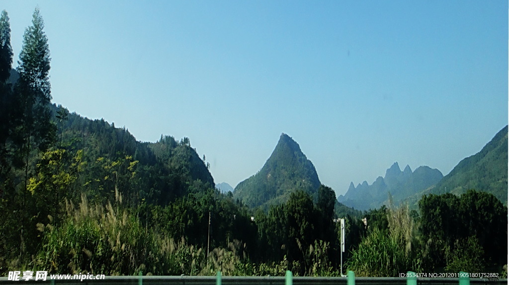 绿林簇拥的山锥