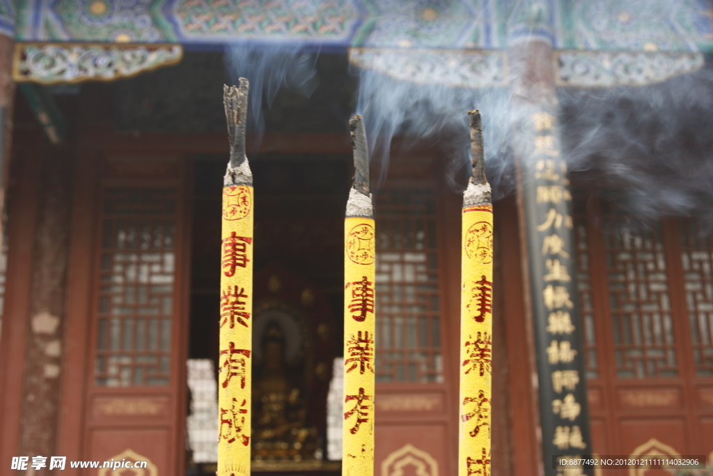 香火缭绕