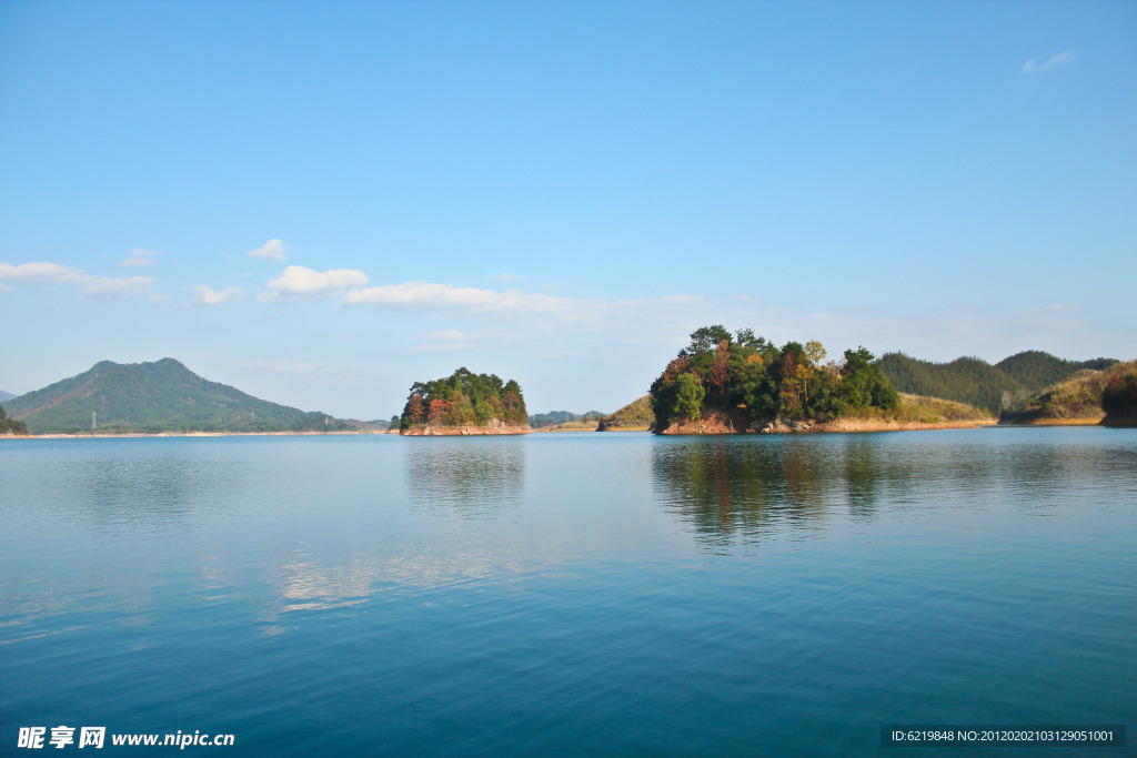 静湖岛影