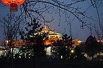 霓虹中的西安博物院外景